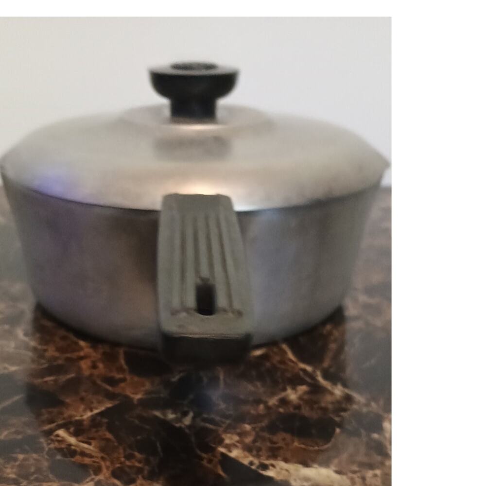 VINTAGE MAGNALITE 2 1/2 QT / 2 LITER DOUBLE SPOUT SAUCE PAN  WITH LID